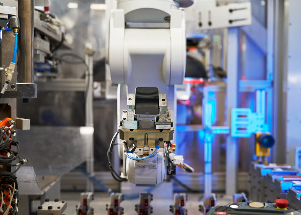 iPhone dans la chaîne de désassemblage du robot Daisy au laboratoire de récupération de matériaux à Austin, au Texas 