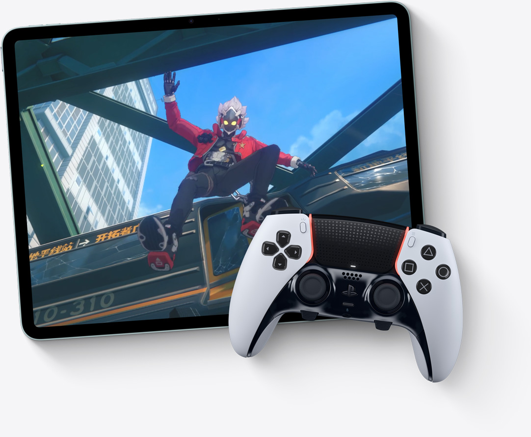 iPad Air, orientare orizontală, un utilizator este într-un apel FaceTime în timp ce se joacă un joc video, controler Playstation
