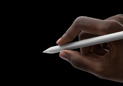Naudotojo ranka, laikanti „Apple Pencil Pro“ rašymo padėtyje. Galiukas nukreiptas į sąsają, kurioje pavaizduota naujo įrankio paletė.