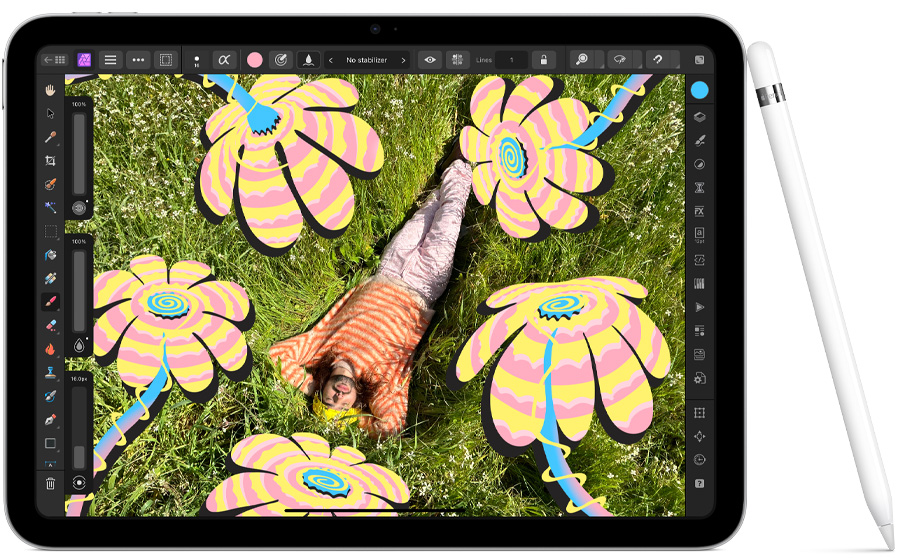 Un iPad 10ᵉ génération, orientation paysage, affiche une photo utilisée dans l’app Affinity Photo 2 pour iPad. Un Apple Pencil 1ʳᵉ génération est incliné contre le côté de l’iPad.