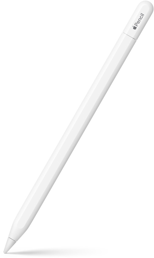 Vue d’un Apple Pencil USB‑C, en position verticale légèrement inclinée, la pointe orientée vers le bas. Le haut est arrondi et montre l’ouverture permettant de connecter un câble USB‑C. Un logo Apple et le nom du produit sont visibles au sommet. Un effet d’ombre apparaît à la base.