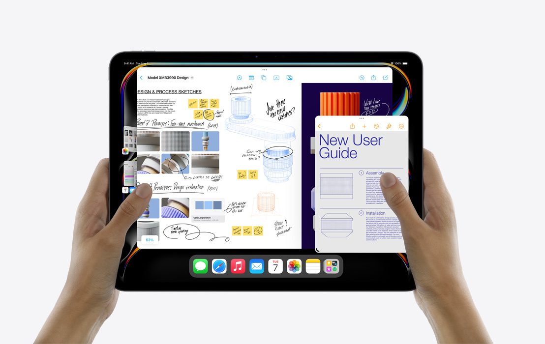 Sepasang tangan memegang iPad Pro yang menampilkan Stage Manager untuk melakukan multitasking antara aplikasi Kalender, Freeform, Mail, Pages, dan Foto.