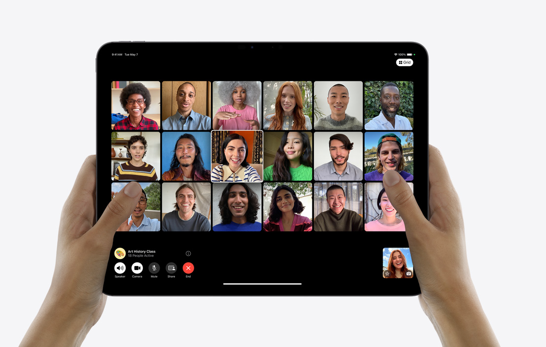 Kätepaar hoidmas iPad Prod, millel on näha FaceTime'i konverentskõne.