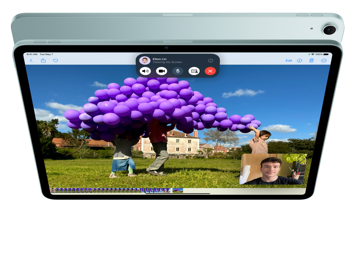 Animație cu iPad Air, partea exterioară din față, pe care un utilizator folosește FaceTime și se uită la fotografii, în fața unui alt iPad Air, partea exterioară din spate