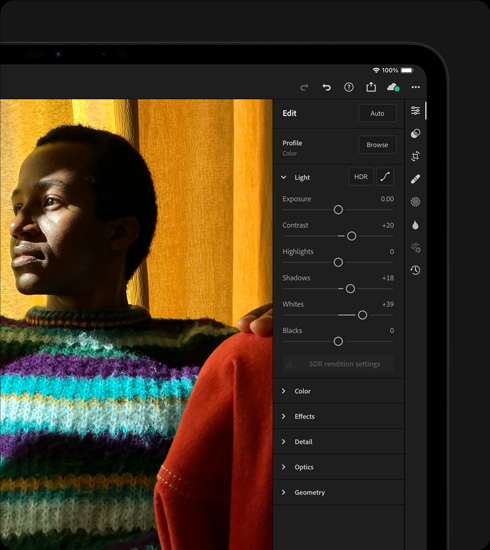 iPad Pro, kurā redzama fotogrāfijas ar personu krāsainā džemperī rediģēšana