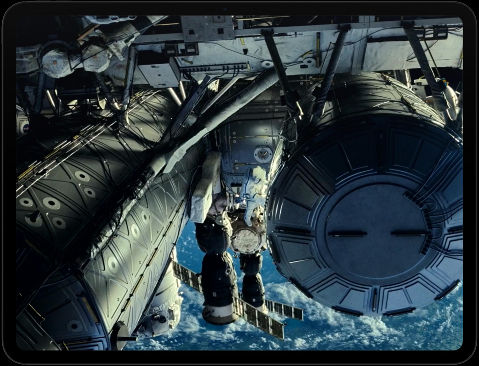 iPad Pro, kura ekrānā redzams kosmosa kuģis