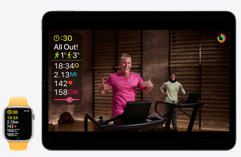 iPad Pro memperlihatkan olahraga Apple Fitness+ di samping Apple Watch Series 9 yang memantau olahraga Apple Fitness+ yang sama.