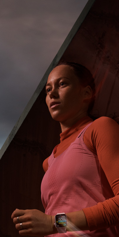 „Apple Watch Series 9“ užsidėjusi moteris stebi bėgimo treniruotę.