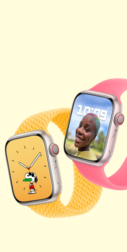 Dwa zegarki Apple Watch Series 9. Pierwszy ma tarczę Snoopy i plecioną opaskę Solo w kolorze promiennym. Drugi ma tarczę Portrety i różową opaskę Solo.