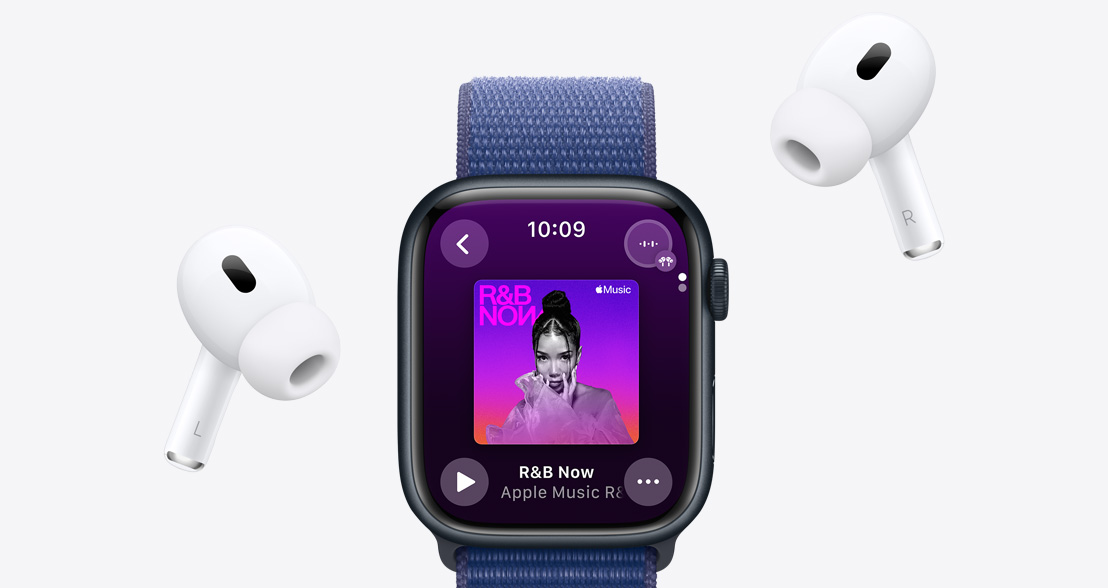 Egy pár AirPods Pro két fele között egy Apple Watch Series 9, kijelzőjén egy lejátszási lista az Apple Musicban.