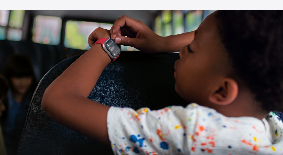 一個孩子正在閱讀 Apple Watch SE 上的簡訊。