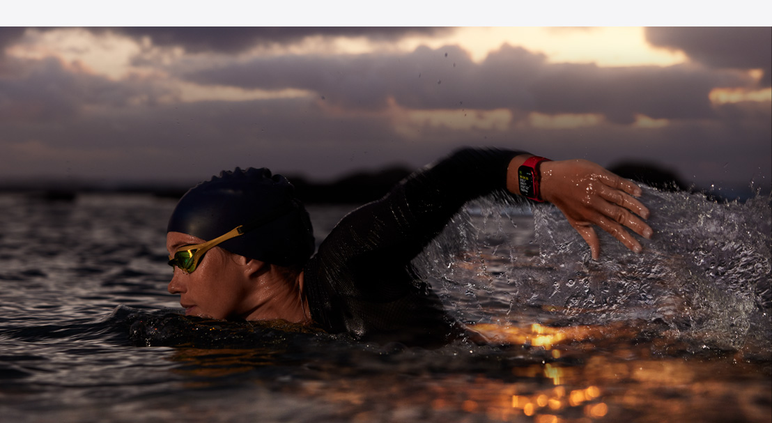 „Apple Watch Series 9“ užsidėjusi moteris plaukioja lauke.