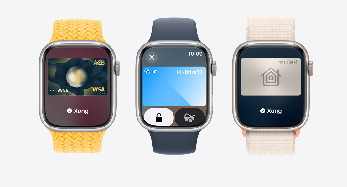 Ba chiếc Apple Watch Series 9. Chiếc đầu tiên hiển thị Apple Card đang được sử dụng với Apple Pay. Chiếc thứ hai hiển thị một thẻ phương tiện công cộng đang được sử dụng với Ứng Dụng Ví. Chiếc thứ ba hiển thị chìa khóa nhà đang được sử dụng thông qua ứng dụng Ví.