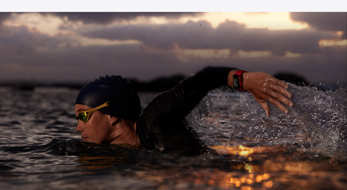 Một người phụ nữ đeo Apple Watch Series 9 dưới nước khi đang bơi ngoài trời.