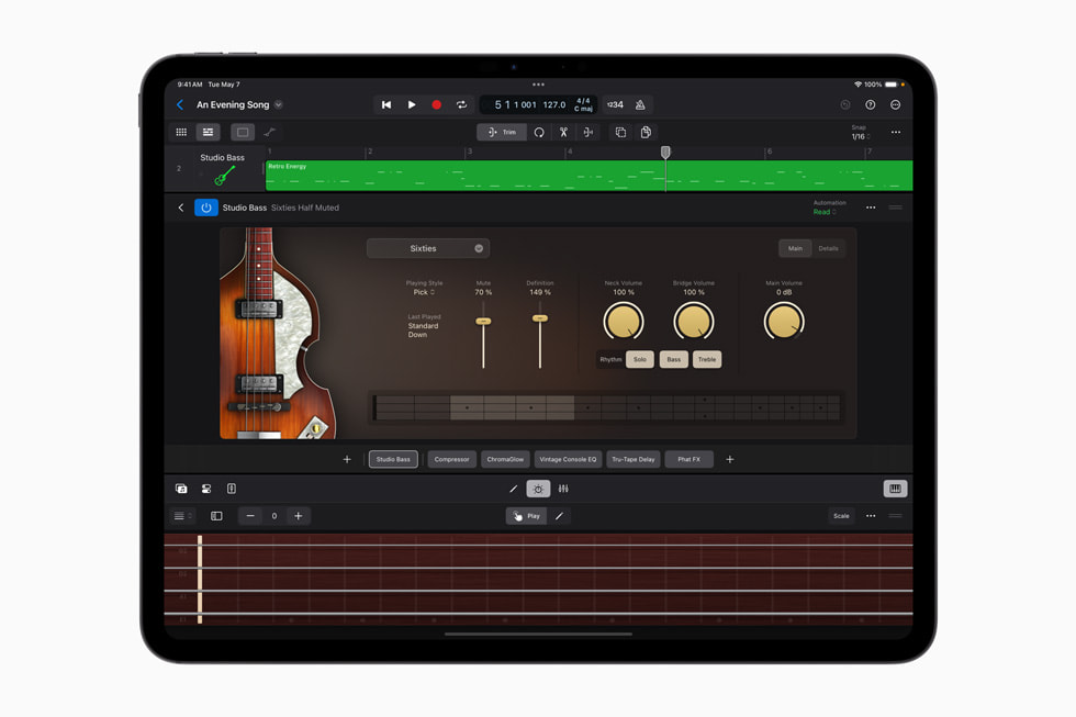 iPad Pro 上展示 iPad 版 Logic Pro 2 中的伴奏乐手。
