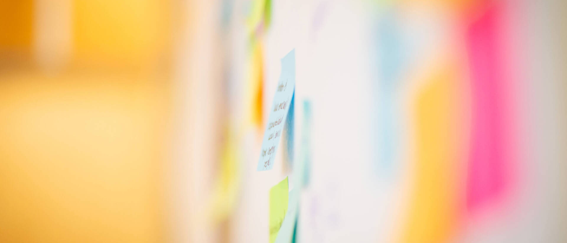 sticky-notes-with-blurring-in-background