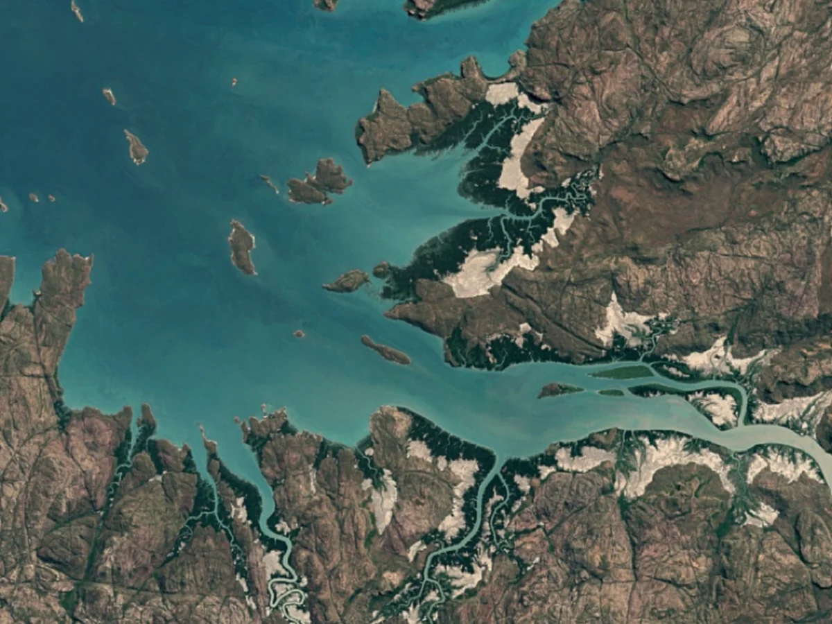 Vista aérea de la masa de tierra marrón y el océano azul
