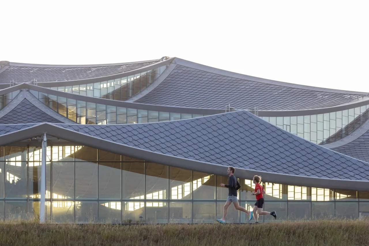 Vista del tejado con paneles solares de escama de dragón en Bay View