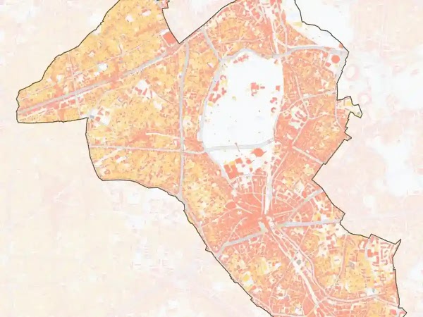 Foto aérea de una manzana urbana con árboles y etiquetas de datos de cobertura arbórea, potencial para azoteas con paneles solares, calidad del aire y emisiones de transportes y edificios.