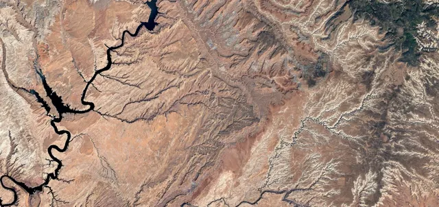 Vista aérea de un terreno que muestra tierra marrón y vías fluviales