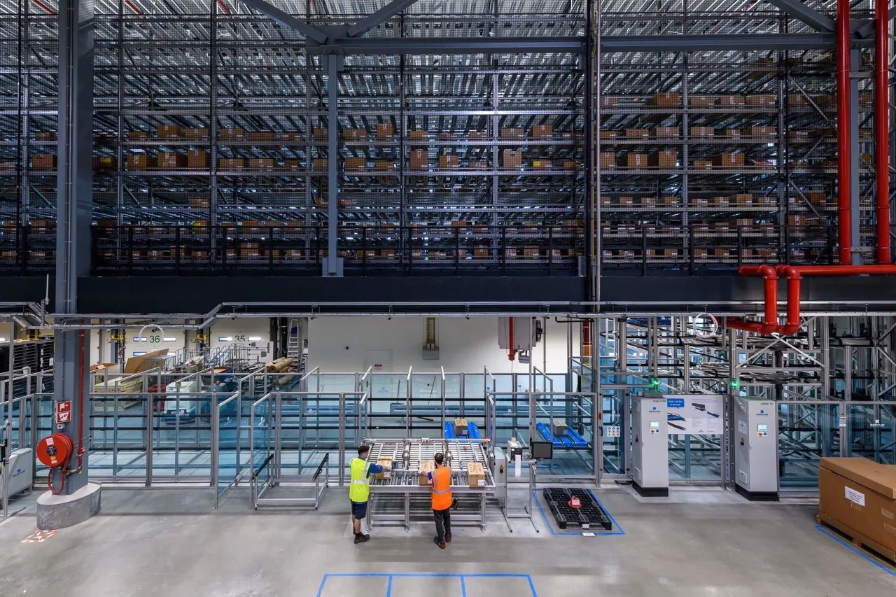 Interior de una de las fábricas de la cadena de suministro de Google