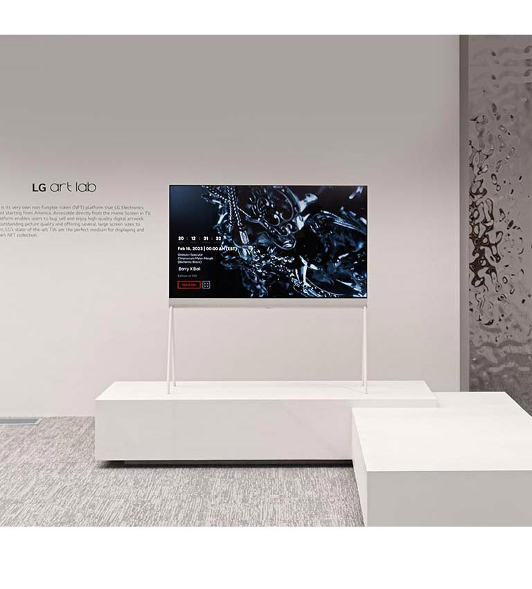 Sur une image du modèle Easel dans une pièce blanche figure une œuvre d’art numérique représentant une sculpture noire à l’écran. Une sculpture matérielle couleur argent sur le côté droit du téléviseur fait apparaître un reflet de la pièce.