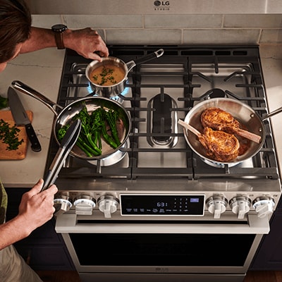 The spacious cooktop features one brass burner for a unique look tout image