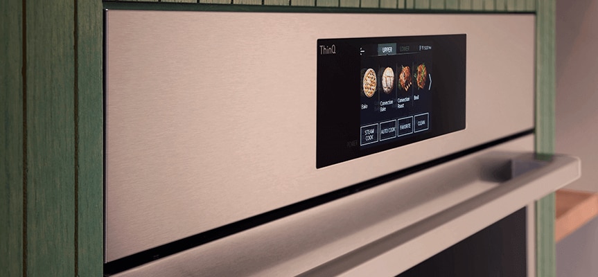 See all your cooking options in color with the LCD touch controls tout image