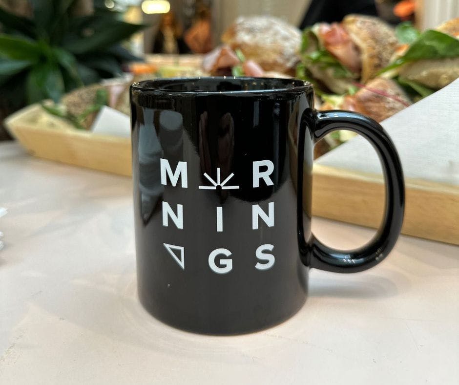 Bild på en kopp med texten Merkle mornings