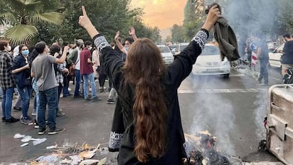 Eine junge Frau demonstriert in Karadsch im Iran.