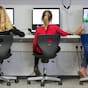 Schülerinnen arbeiten in einem Klassenraum einer Grundschule an Computern. (Archiv)
