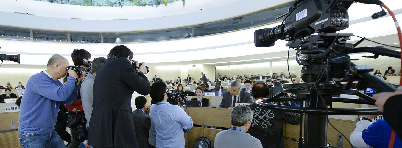 Los medios de comunicación cubren las reuniones durante una sesión del Consejo de Derechos Humanos.
