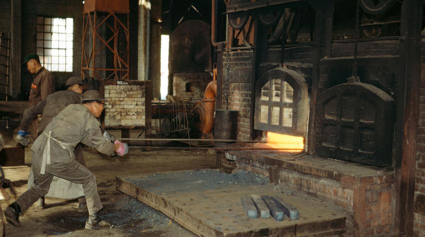 Hombres que trabajan en el taller de forja.