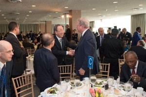 Photo: Ban Ki-moon greets former US Vice President and climate activist Al Gore at the luncheon on 22 April.