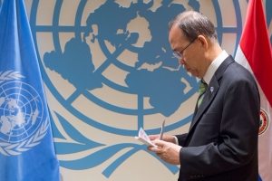 Photo: Secretary-General Ban Ki-moon reviews notes before hosting a signing ceremony for the Paris Agreement on Climate Change on 22 April at the United Nations.